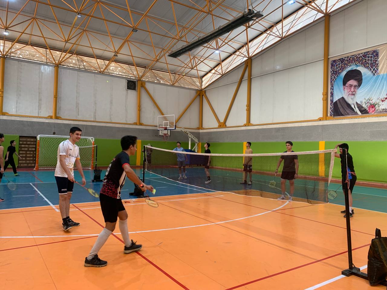 ?شرکت دانش اموزان در مسابقات بدمینتون ناحیه